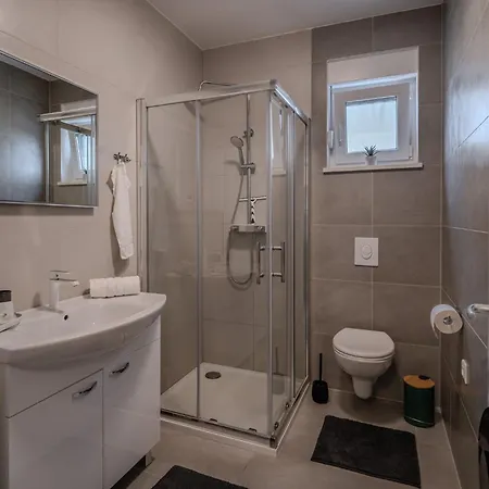 Korina - Free Private Parking *