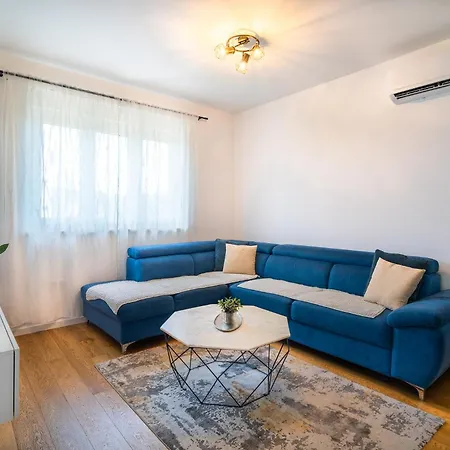 Korina - Free Private Parking