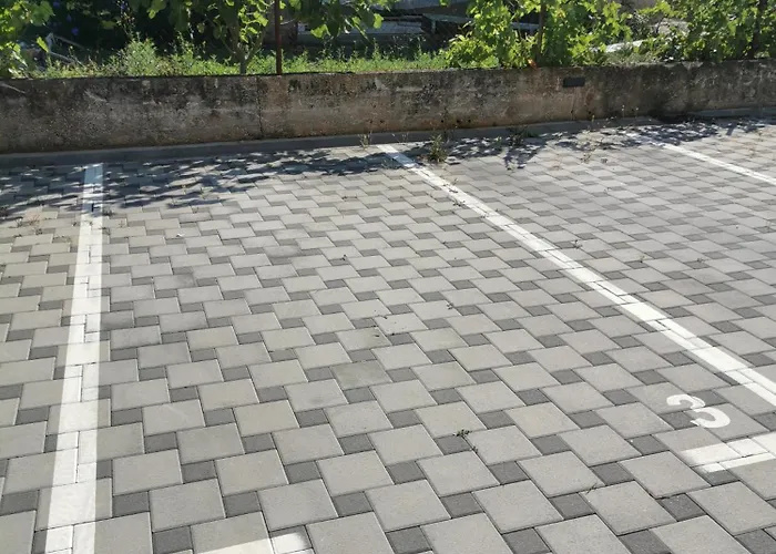 Korina - Free Private Parking Apartment